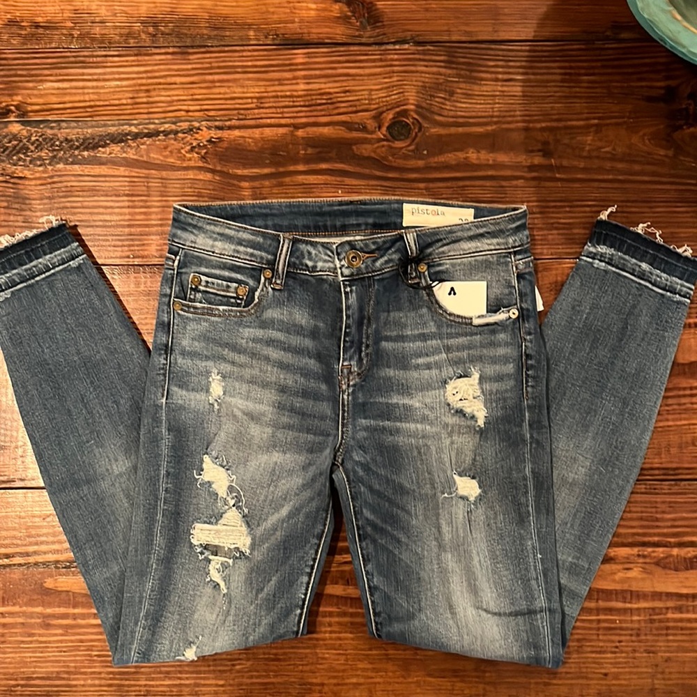 NWT 28 Distressed Skinny Jean
